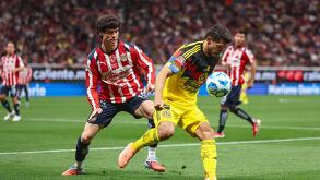 La 'Hormiga' González anotó su gol en el partido de Chivas vs América tras un tiro de esquina en el primer tiempo.