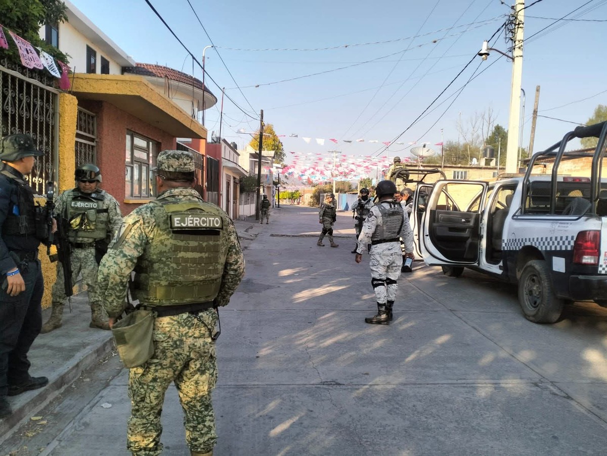 En Cuitzeo, Michoacán, sujetos armados incendian gasolinera y disparan contra tienda Oxxo.