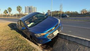 Auto sobre camellón en Guadalupe.