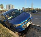 Auto sobre camellón en Guadalupe.