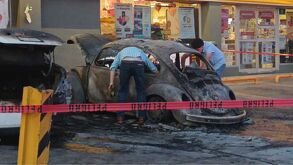 Incendio de carro afuera de tienda de Santa Catarina