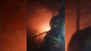 Bomberos de Guadalajara sofocaron el incendio en una vivienda de la colonia Polanco durante la madrugada.