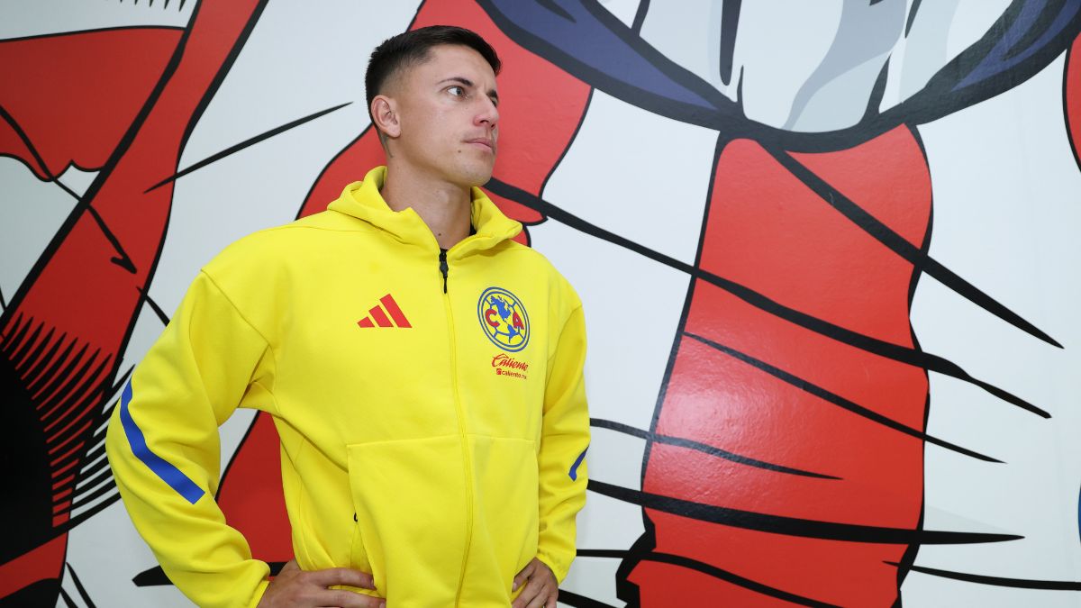 Brian Rodríguez en el Estadio Akron previo al inicio del Clásico Nacional.