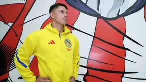 Brian Rodríguez en el Estadio Akron previo al inicio del Clásico Nacional.