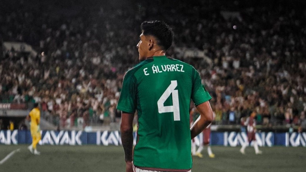 Edson Álvarez jugando un partido con la Selección Mexicana.