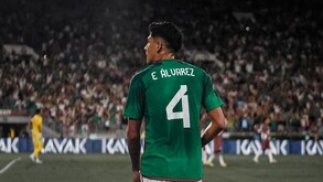 Edson Álvarez jugando un partido con la Selección Mexicana.