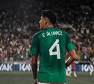 Edson Álvarez jugando un partido con la Selección Mexicana.