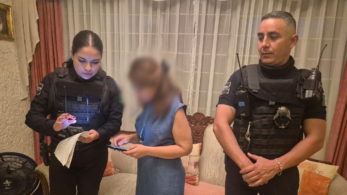 Elementos de la Policía de Guadalajara activaron un operativo tras el reporte de una extorsión contra docente del CUCEI | Foto: Josefina Ruiz