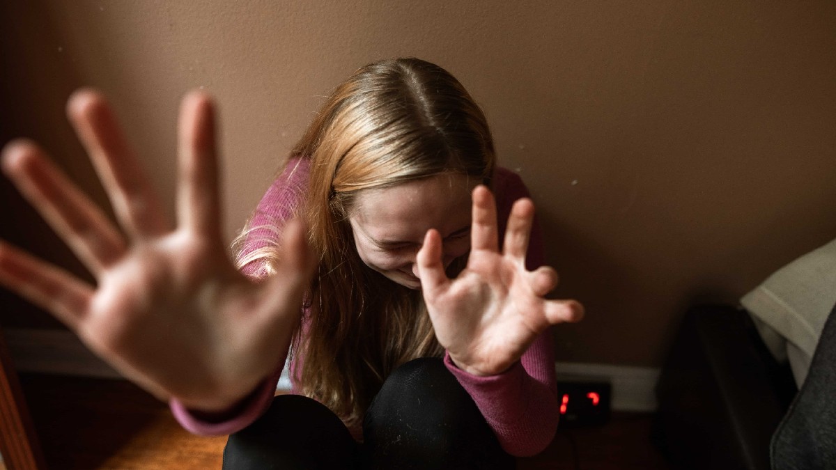Mujer evitando un golpe