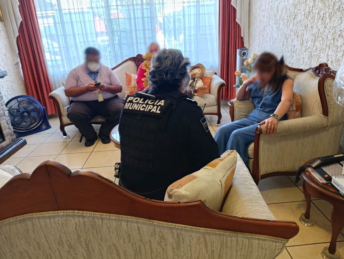 Elementos de la Policía de Guadalajara activaron un operativo tras el reporte de una extorsión contra docente del CUCEI.