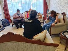 Elementos de la Policía de Guadalajara activaron un operativo tras el reporte de una extorsión contra docente del CUCEI.