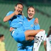 Christina Burkenroad festejando con Karol Bernal el primer gol de Rayadas frente a Santos femenil en la jornada 6 del Clausura 2026.