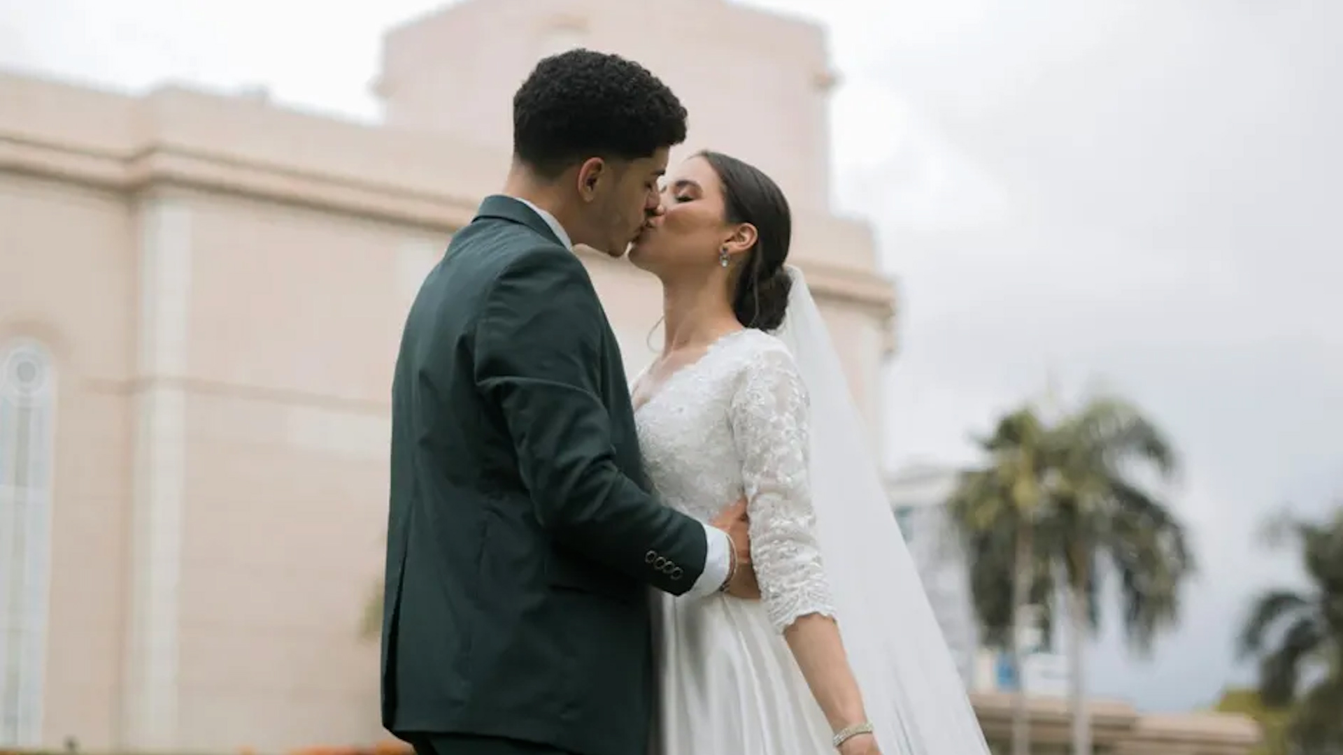 Samuel García asistió al evento donde cientos de personas contrajeron matrimonio.