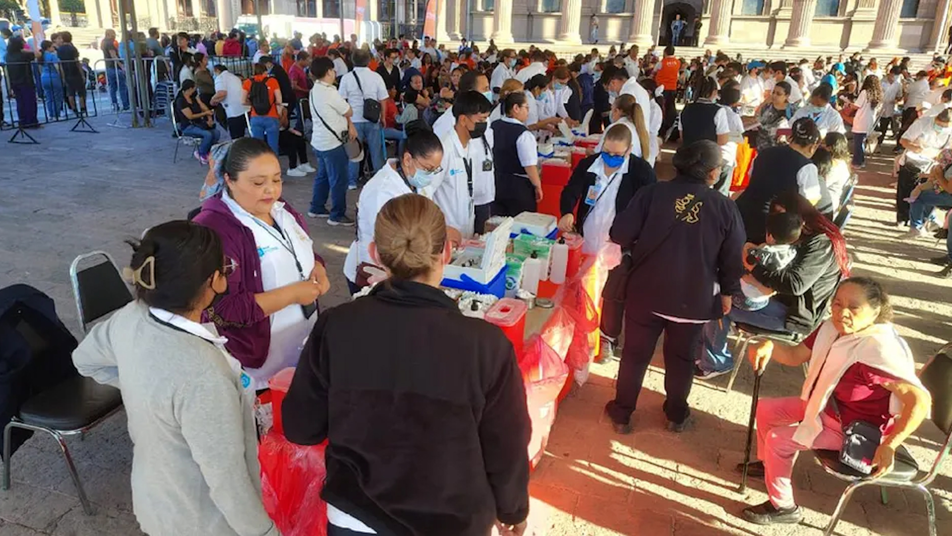 Desde la madrugada se formó una larga fila en la Explanada de los Héroes durante el segundo día de la macrobrigada de vacunación contra el sarampión.