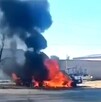 Vehículo envuelto en llamas desprendiendo una columna de humo negro al lado de un árbol seco en medio de calles de Michoacán