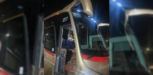 El autobús de la empresa Primera Plus presentó daños en el parabrisas tras recibir el impacto de una piedra en la autopista Guadalajara–Colima.