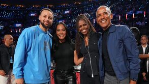 Barack y Michelle Obama se dieron cita en el Intuite Dome para presenciar el Juego de las Estrellas de la NBA.