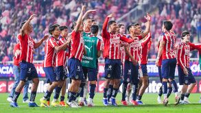 Diego Campillo fue el encargado de liderar la defensa de Chivas en el Clásico Nacional ante la ausencia de Luis Romo.