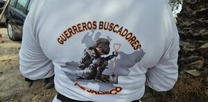Integrante del colectivo Guerreros Buscadores de Jalisco visto de espaldas con una camiseta con el logotipo de la agrupación