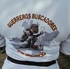 Integrante del colectivo Guerreros Buscadores de Jalisco visto de espaldas con una camiseta con el logotipo de la agrupación