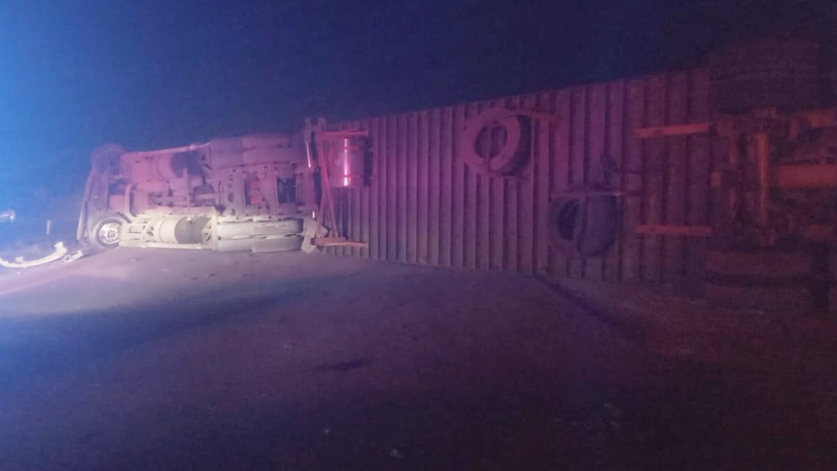 Imagen del tráiler cargado de leche volcado.