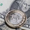 Dólar estadounidense y una moneda de 10 pesos mexicanos.