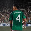 Edson Álvarez jugando un partido con la Selección Mexicana.