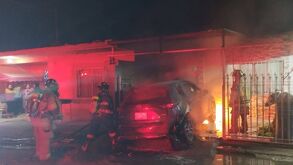 Vehículo incendiándose en San Pedro