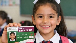 Niña con tarjeta y sonriendo.