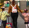 Mujer llevando a sus hijas a la escuela en la Ciudad de México.