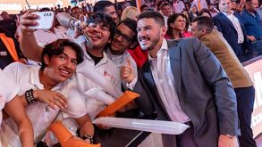 samuel garcía con estudiantes