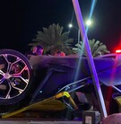 Auto destrozado en color gris en una grúa