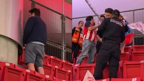 El hombre fue captado en una esquina de la grada del Estadio Akron mientras intentaba ocultar su acción.