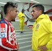 Jonathan Dos Santos y Efraín Álvarez antes de iniciar el Clásico Nacional.