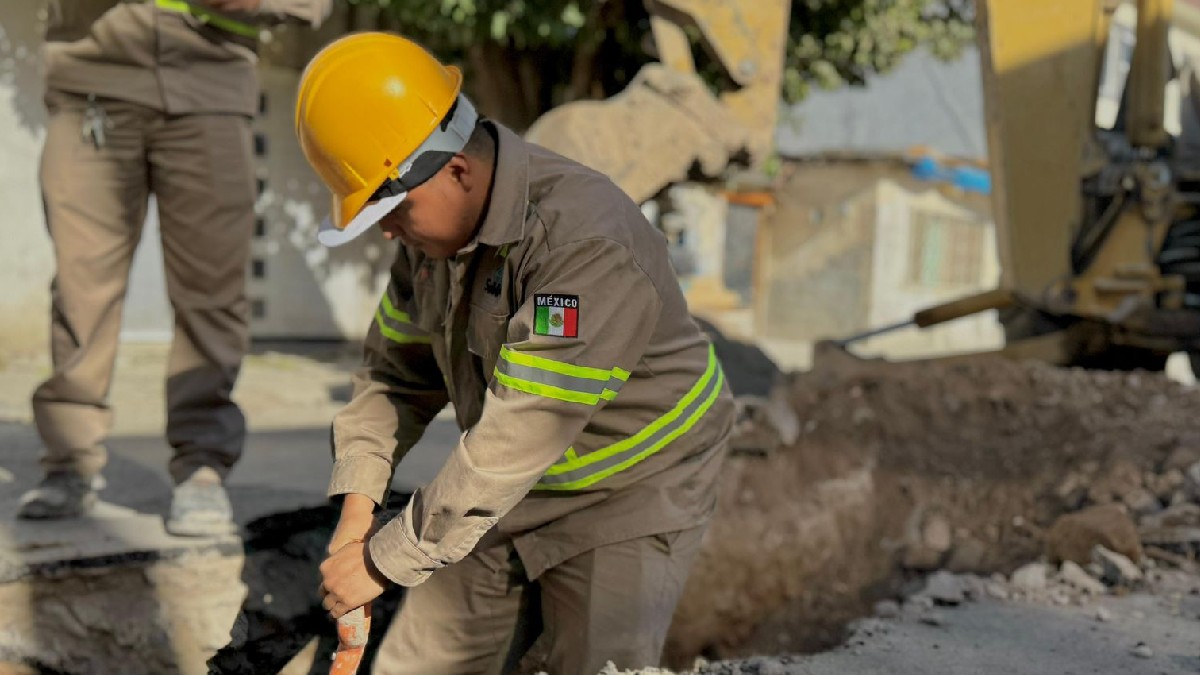 Trabajador de SIMAS cavando un pozo.