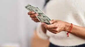 Mujer cambiando sus dólares estadounidenses.