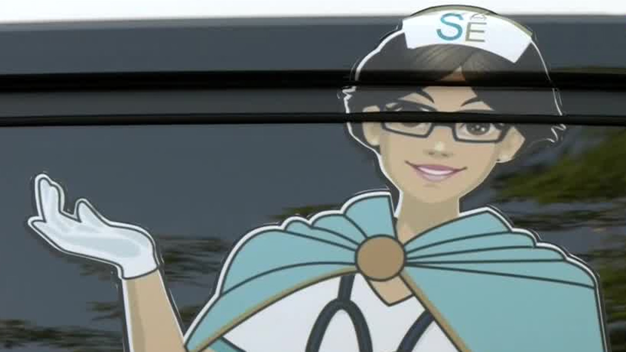 Miroslava Vargas, conocida como la Superenfermera, realiza labor social recolectando y donando medicamentos e insumos médicos para pacientes que lo necesitan.