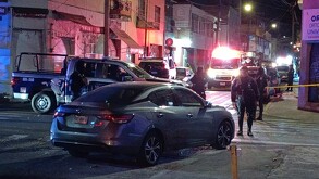 Policías de Guadalajara auxilian a hombre baleado en-Santa Teresita