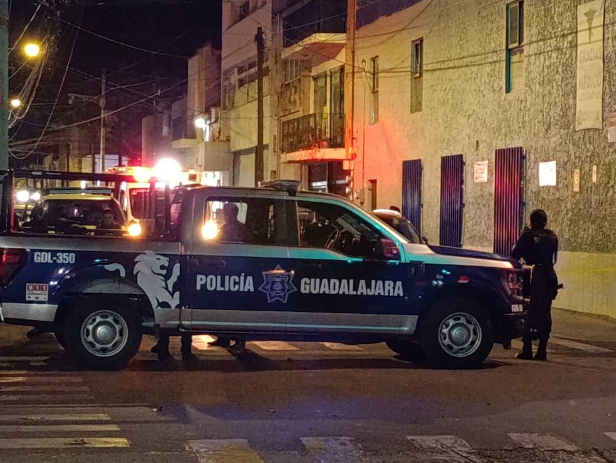 Policías de Guadalajara auxilian a hombre baleado en-Santa Teresita