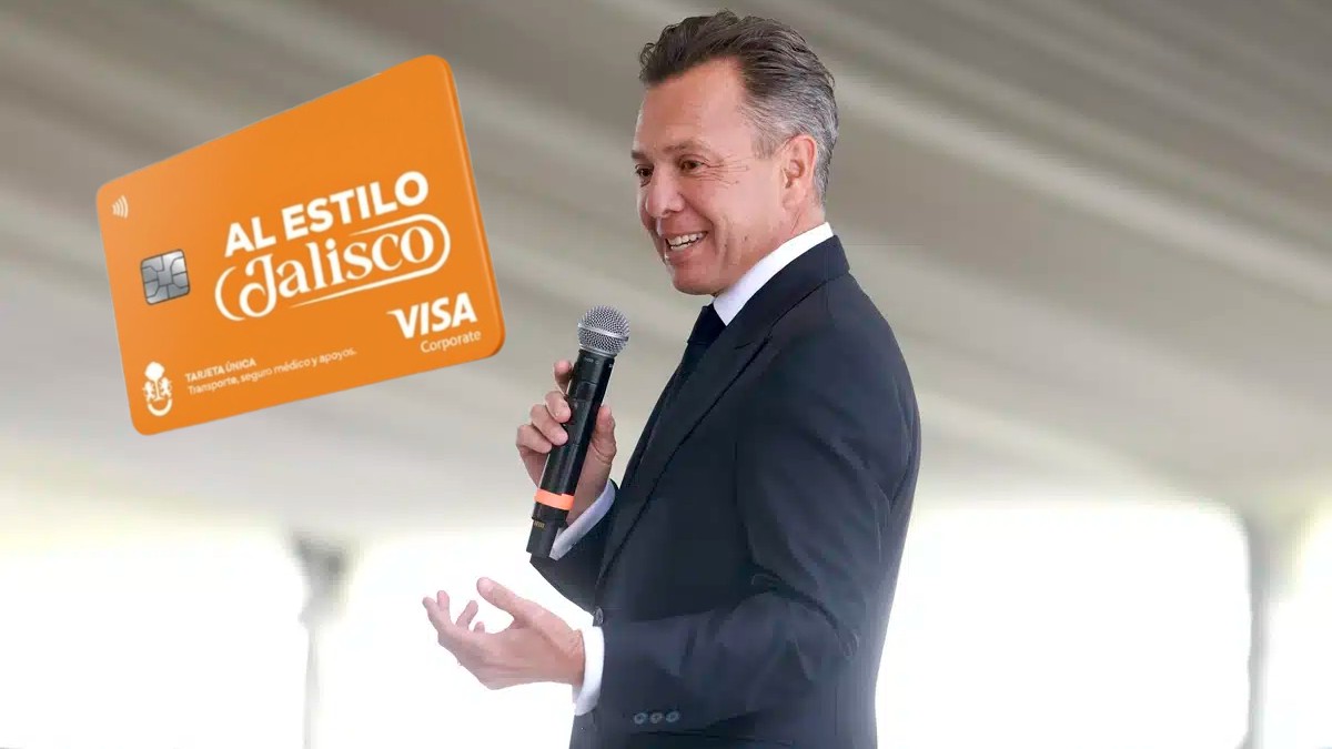 Gobernador de Jalisco, Pablo Lemus Navarro sosteniendo un micrófono durante su primer informe con una Tarjeta Única a un lado