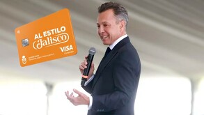 Gobernador de Jalisco, Pablo Lemus Navarro sosteniendo un micrófono durante su primer informe con una Tarjeta Única a un lado