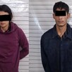 Mujer con sudadera morada y hombre con suéter azul
