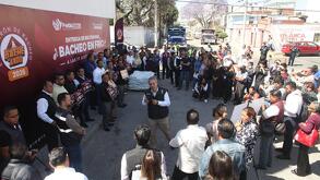 Pepe Chedraui inaugurando la campaña de bacheo en La Libertad