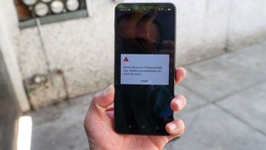 Mexicano recibiendo la Alerta Sísmica en su celular.