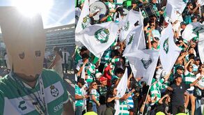 Aficionado de Santos con bolsa de papel