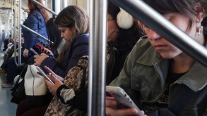 Pasajeros del Metro de la Ciudad de México recibiendo la Alerta Sísmica en sus celulares.