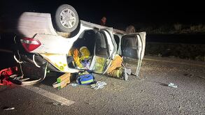 Volcadura de auto en Carretera Nacional en Linares.