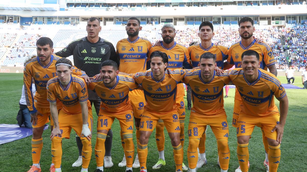 Jugadores de Tigres antes del partido ante Cruz Azul.