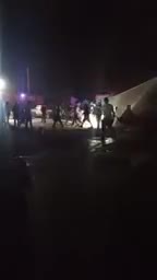 Los civiles que se encontraban a su alrededor pretendían levantar las láminas retorcidas de la caja del tráiler para ingresar por el producto.