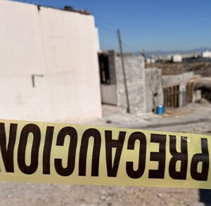 Se observa un terreno al fondo y al frente una cinta amarilla de precaución.
